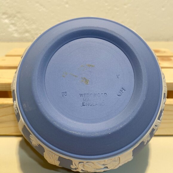 Wedgwood Blue Jasperware Small Round Bowl with White Motif - Picture 10 of 10